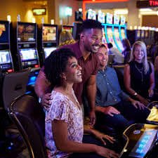 mm6800 App Interface Myanmar ကစားသမားများ မိုဘိုင်းဖုန်းဖြင့် Slots ကစားနေသောမြင်ကွင်း